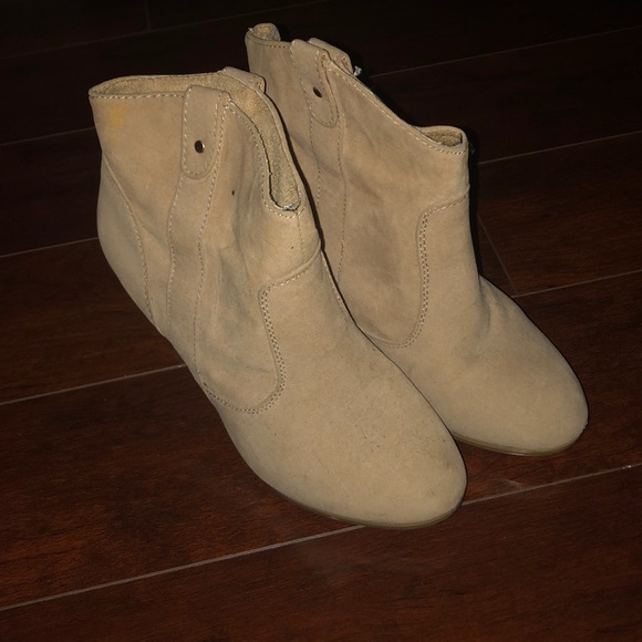 Beige and boots with small heel - Picture 3 of 4